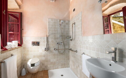 Villa Ferdinando: Arreglo De Tubería, Pared, Baño, Piso, Suelo, Lavabo, Grifo, Lavabo Del Baño, Plomería, Diseño De Interiores