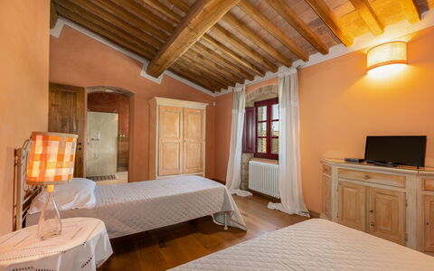 Villa Ferdinando: Mueble, Pared, Madera, Diseño De Interiores, Habitación, Cama, Piso, Suelo, Techo, Casa