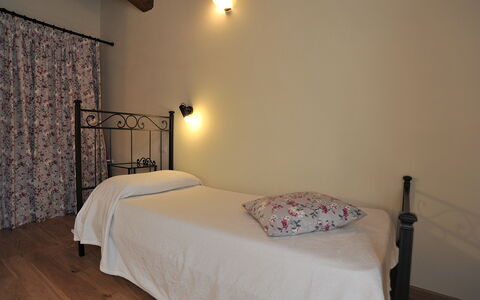 Casa Fabrizio: Mueble, Propiedad, Comodidad, Madera, Diseño De Interiores, Marco De La Cama, Suelo, Cama, Pared, Piso
