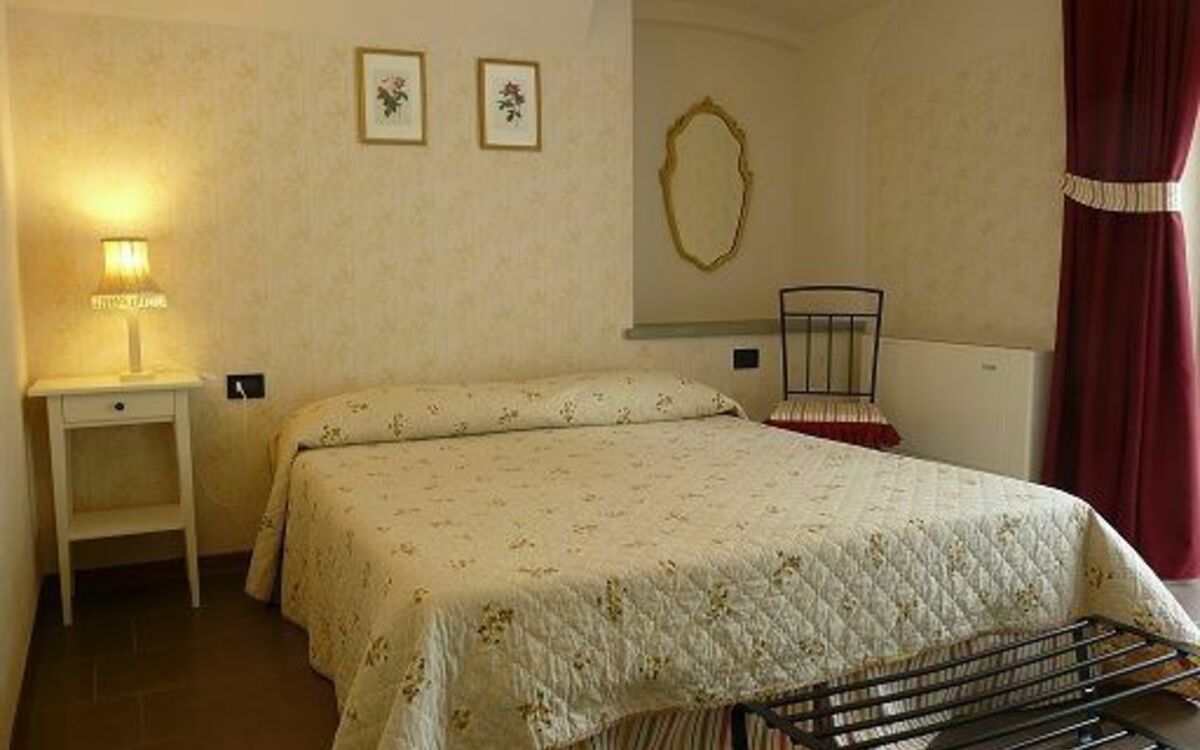 double room ARCH independent entry, ensuite bathroom, down floor, air condition, tv