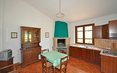 Claudio 7: Habitación, Propiedad, Mueble, Cocina, Mostrador, Edificio, Gabinetes, Casa, Diseño De Interiores, Suelo