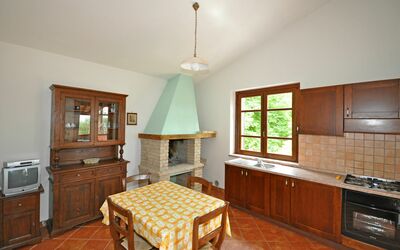 Claudio 6: Habitación, Propiedad, Mueble, Cocina, Mostrador, Edificio, Gabinetes, Suelo, Diseño De Interiores, Madera Dura