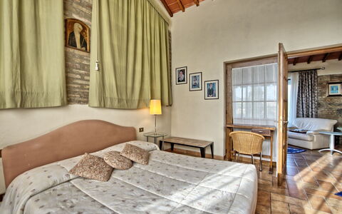 Poggiluglio: Habitación, Habitación, Propiedad, Mueble, Cama, Diseño De Interiores, Sábana, Edificio, Marco De La Cama, Casa
