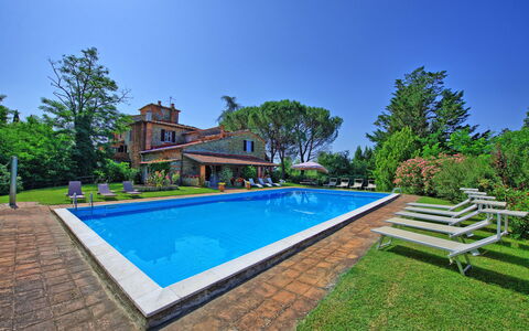 Villa Campogialli: Piscina, Propiedad, Inmuebles, Bienes Raíces, Casa, Casa, Edificio, Hierba, Villa, Barrio Residencial