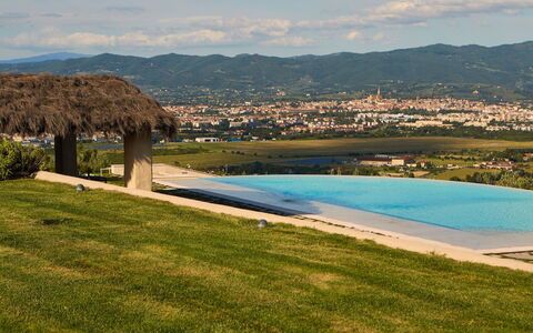 Villa Agazzi: Piscina, Propiedad, Bienes Raíces, Recurso, Bahía, Inmuebles, Hierba, Árbol, Casa, El Terreno Del Lote