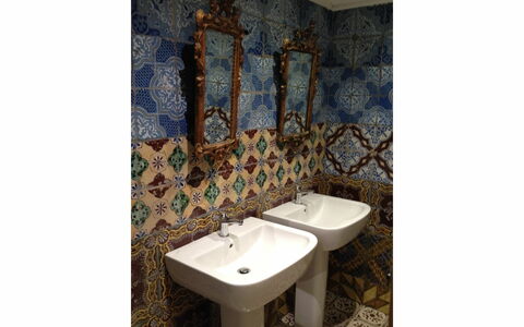 Villa Quattro Mori: Propiedad, Habitación, Baño, Lavabo Del Baño, Loseta, Pared, Bidé, Diseño De Interiores, Arreglo De Tubería, Cerámico