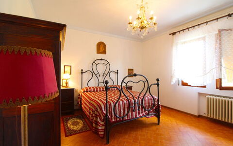 Villa Quattro Mori: Habitación, Mueble, Cama, Propiedad, Habitación, Diseño De Interiores, Suelo, Sábana, Edificio, Marco De La Cama