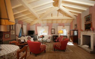 Magnolia: Habitación, Techo, Sala, Propiedad, Edificio, Diseño De Interiores, Mueble, Haz, Suelos De Madera, Suelo