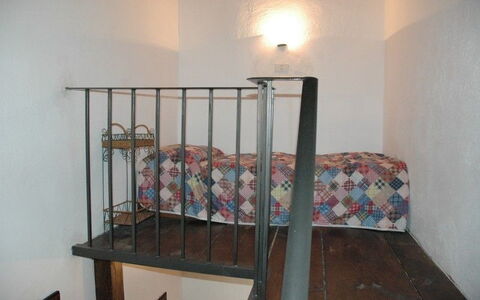 Appartamento Beatrice: Producto, Propiedad, Habitación, Pretil, Mueble, Hierro, Cama, Casa, Escalera, Metal