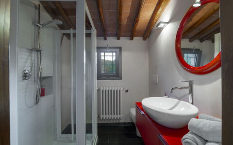 Bigiolo a Melazzano: Arreglo De Tubería, Espejo, Propiedad, Grifo, Lavabo, Baño, Edificio, Arquitectura, Suelo