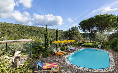 Bigiolo a Melazzano: Agua, Nube, Planta, Cielo, Propiedad, Piscina, Naturaleza, Silla, Árbol, Mueble Para Exteriores
