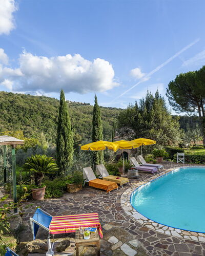 Bigiolo a Melazzano: Agua, Nube, Planta, Cielo, Propiedad, Piscina, Naturaleza, Silla, Árbol, Mueble Para Exteriores