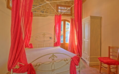 Arturo: Cortina, Mueble, Habitación, Propiedad, Cama, Rojo, Habitación, Diseño De Interiores, Tratamiento De La Ventana, Rosado