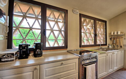 Casa Ovile: Mostrador, Gabinetes, Propiedad, Ventana, Aparato De Cocina, Edificio, Cocina, Madera, Estufa De Cocina, Cajón
