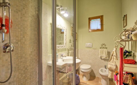 Casa Ovile: Espejo, Grifo, Arreglo De Tubería, Lavabo, Baño, Barra De La Ducha, Diseño De Interiores, Plomería, Edificio