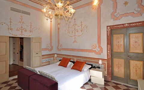 Villa Gubbio: Habitación, Habitación, Propiedad, Mueble, Diseño De Interiores, Techo, Edificio, Pared, Cama, Sábana