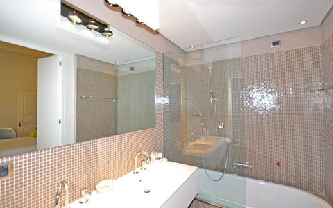 Villa Gubbio: Baño, Propiedad, Habitación, Diseño De Interiores, Edificio, Techo, Loseta, Bañera, Bienes Raíces, Casa
