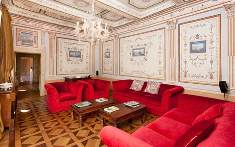Villa Gubbio: Habitación, Propiedad, Diseño De Interiores, Mueble, Rojo, Edificio, Sala, Techo, Suite, Casa