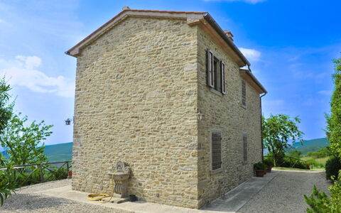 Casetta i Ciliegi: Jardín, Cabaña, Casa De Campo, Sombra, Paisajismo, Inmuebles, Yarda, Patio Interior, Pared De Piedra, Hacienda