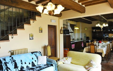 Casetta i Ciliegi: Propiedad, Habitación, Techo, Sala, Diseño De Interiores, Mueble, Edificio, Casa, Casa, Haz