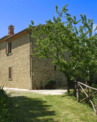 Casetta i Ciliegi: Jardín, Cabaña, Casa De Campo, Sombra, Paisajismo, Inmuebles, Yarda, Patio Interior, Pared De Piedra, Hacienda