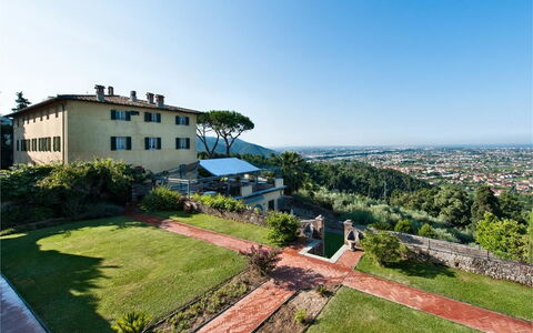 Villa Camaiore: Propiedad, Bienes Raíces, Edificio, Casa, Inmuebles, Cielo, Casa, Barrio Residencial, Arquitectura, Mansión