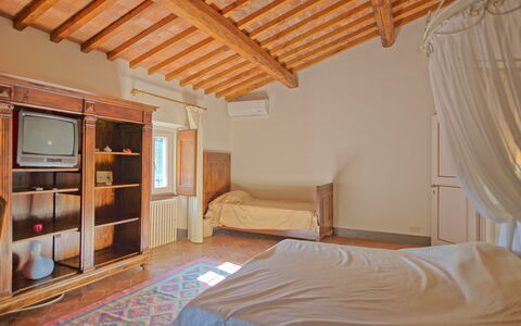 Villa Camaiore: Habitación, Habitación, Propiedad, Cama, Mueble, Edificio, Techo, Casa, Sábana, Diseño De Interiores