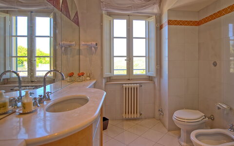 Villa Camaiore: Baño, Habitación, Propiedad, Diseño De Interiores, Edificio, Suelo, Casa, Loseta, Arquitectura, Bienes Raíces