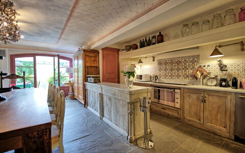 Villa Nova: Mueble, Propiedad, Gabinetes, Mesa, Edificio, Mostrador, Cocina, Diseño De Interiores, Madera, Encendiendo