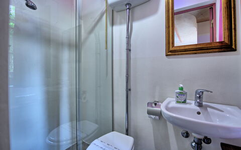 Villa Nova: Espejo, Arreglo De Tubería, Propiedad, Lavabo, Grifo, Púrpura, Baño, Lavabo Del Baño, Puerta De La Ducha, Alcachofa De La Ducha