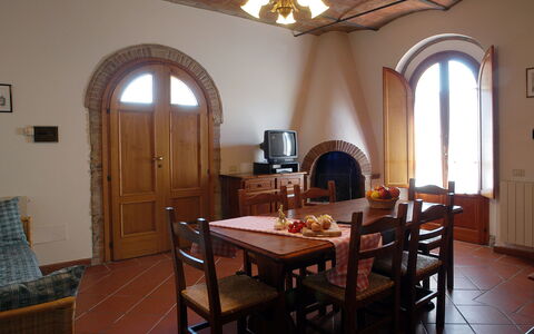 La Valle: Habitación, Edificio, Propiedad, Mueble, Diseño De Interiores, Techo, Arquitectura, Comedor, Mesa, Arco