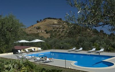 La Collina Degli Ulivi: Piscina, Propiedad, Casa, Edificio, Bienes Raíces, Recurso, Villa, Inmuebles, Arquitectura, Ocio