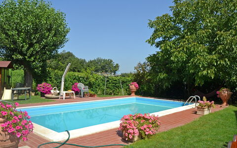 Casa Laura: Piscina, Propiedad, Patio Interior, Bienes Raíces, Yarda, Casa, Hierba, Casa, Ocio, Barrio Residencial