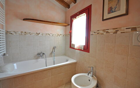 Casa Laura: Baño, Propiedad, Habitación, Loseta, Grifo, Pared, Lavabo Del Baño, Arreglo De Tubería, Diseño De Interiores, Lavabo