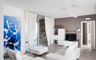 Isola Bella 1: Mueble, Habitación, Diseño De Interiores, Propiedad, Blanco, Sala, Habitación, Suelo, Edificio, Casa