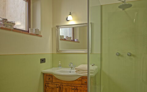 Villa Noceta: Baño, Habitación, Propiedad, Mueble De Baño, Accesorio De Baño, Lavabo Del Baño, Pared, Casa, Diseño De Interiores, Lavabo
