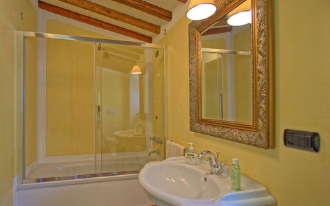 Villa Noceta: Baño, Habitación, Propiedad, Pared, Lavabo, Mueble De Baño, Yeso, Lavabo Del Baño, Diseño De Interiores, Casa