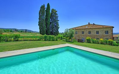 Casale La Valle - Castelfalfi: Propiedad, Inmuebles, Piscina, Paisaje Natural, Edificio, Casa, Villa, Bienes Raíces, Hierba, Mansión