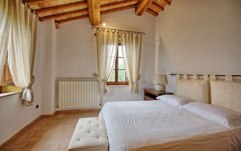 Villa Montalcino: Habitación, Cama, Mueble, Habitación, Propiedad, Sábana, Marco De La Cama, Diseño De Interiores, Techo, Edificio