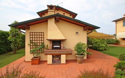 Casa Daniela: Techo, Jardín, Casa, Patio Interior, Sombra, Paisajismo, Yarda, Césped, Estructura Al Aire Libre, Inmuebles