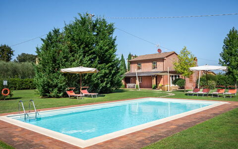 Le Vigne 6: Agua, Cielo, Propiedad, Planta, Piscina, Edificio, Árbol, Hierba, Ventana, Ocio
