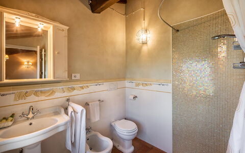 Le Vigne 6: Marrón, Espejo, Arreglo De Tubería, Propiedad, Lavabo, Grifo, Lavabo Del Baño, Baño, Diseño De Interiores, Madera