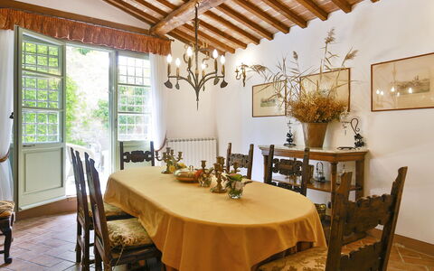 Villa Lorian: Comedor, Habitación, Propiedad, Techo, Diseño De Interiores, Mueble, Edificio, Mesa, Bienes Raíces, Casa