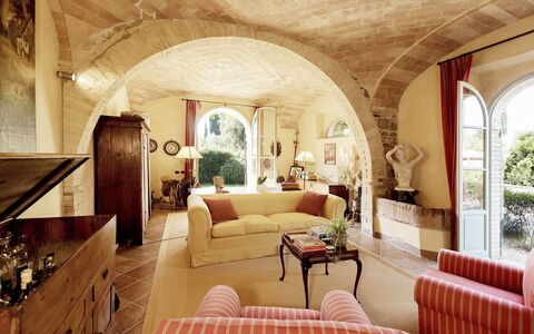 Villa Lorian: Habitación, Propiedad, Diseño De Interiores, Edificio, Techo, Sala, Mueble, Arquitectura, Arco, Casa