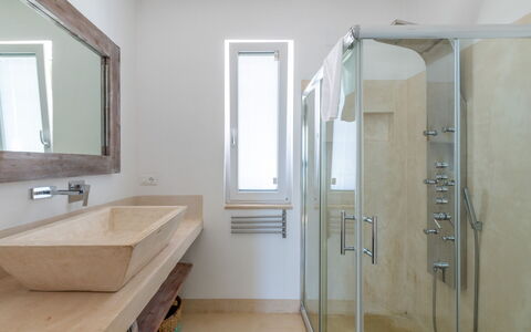 Villa Butterfly: Espejo, Arreglo De Tubería, Propiedad, Edificio, Puerta De La Ducha, Grifo, Alcachofa De La Ducha, Lavabo, Baño