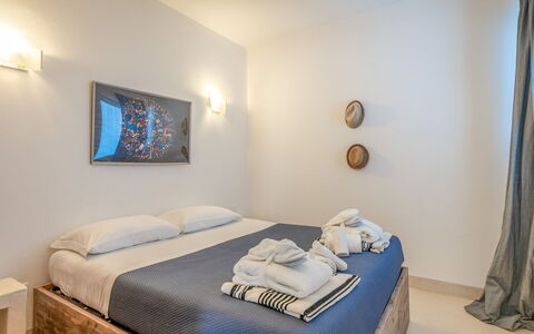 Villa Butterfly: Comodidad, Edificio, Azur, Madera, Textil, Suelo, Piso, Marco, Cama, Marco De La Cama