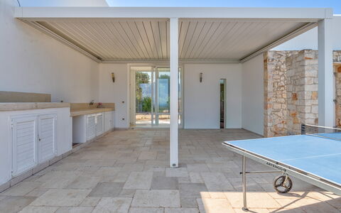 Villa Butterfly: Suelo, Piso, Material Compuesto, Porche, Sombra, Estructura Al Aire Libre, Loseta, Hormigón, Mueble Para Exteriores, Cubierta
