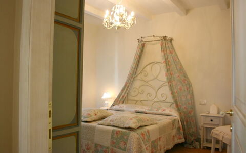 Casina Paradiso: Cama, Habitación, Habitación, Mueble, Cama Con Dosel, Propiedad, Lámpara, Diseño De Interiores, Marco De La Cama, Encendiendo