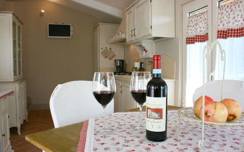 Casina Paradiso: Habitación, Propiedad, Botella De Vino, Bebida, Vino, Licor, Vino Tinto, Botella, Diseño De Interiores, Casa