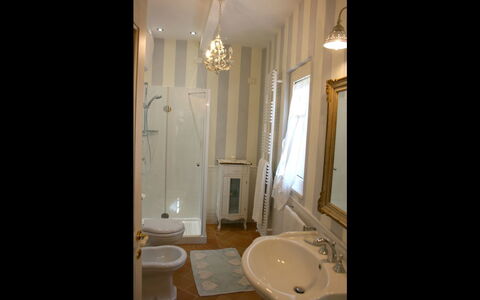 Casina Paradiso: Baño, Habitación, Propiedad, Diseño De Interiores, Arreglo De Tubería, Lavabo Del Baño, Edificio, Casa, Suelo, Loseta